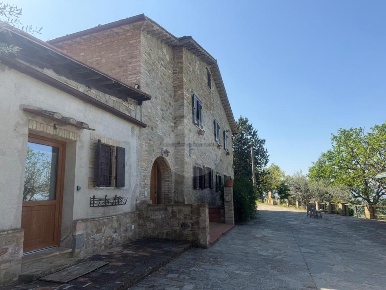 Foto Rustico in Via Vaiano, Assisi di 350 m² con 11 locali in vendita