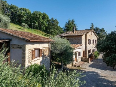Foto Rustico in Via Vaiano, Assisi di 350 m² con 11 locali in vendita