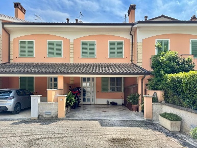 Foto Villa a schiera a Porcari di 260 m² con 9 locali in vendita
