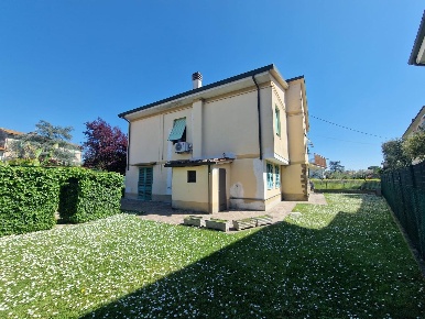 Foto Casa indipendente a Fucecchio Centro di 220 m² con 7 locali in vendita