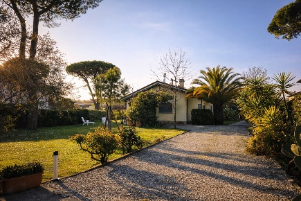 Foto Villa unifamiliare a Forte dei Marmi Centro di 200 m² con 6 locali