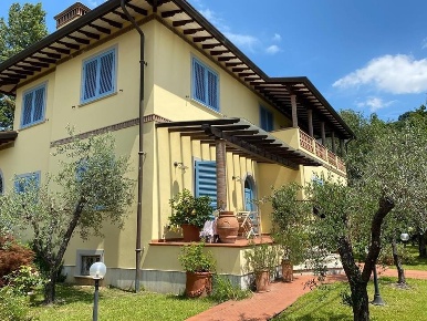 Foto Villa unifamiliare in via Castellacci, Pietrasanta di 300 m²