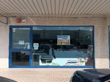 Foto Locale commerciale a Chieti di 225 m² con 2 locali in affitto
