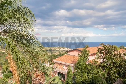 Foto Appartamento in Via Vampolieri 8, Aci Catena di 129 m² con 6 locali