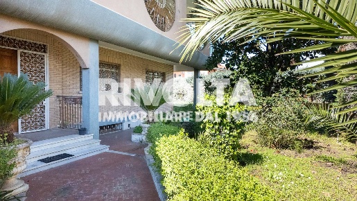Foto Villa unifamiliare in Via Rocca Imperiale, Roma Anagnina di 645 m²