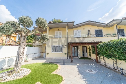 Foto Villa unifamiliare in Via Svetonio 25, Guidonia Montecelio di 130 m²