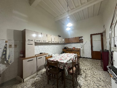Foto Casa indipendente in via capannoresi 20, Lucca di 517 m² con 16 locali