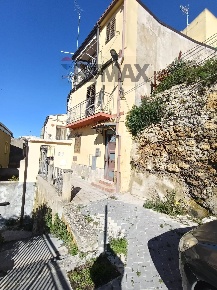 Foto Casa indipendente in Vicolo Bertini 20, Enna Centro di 125 m²