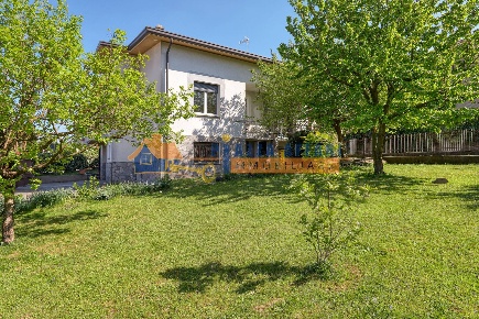 Foto Villa unifamiliare in via Bregana 12, Solbiate Arno di 242 m²