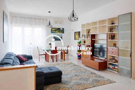 Foto Appartamento in Via Caselle Torinese 77, Roma di 125 m² con 4 locali
