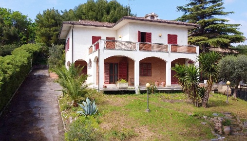 Foto Villa unifamiliare in via donizetti, Porto San Giorgio di 500 m²