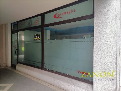 Foto Locale commerciale in Via Codelli, Gorizia Centro di 235 m² in affitto