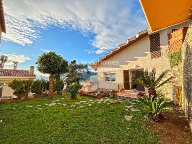 Foto Villa unifamiliare in Via Bellavista, Vallecrosia Centro di 251 m²