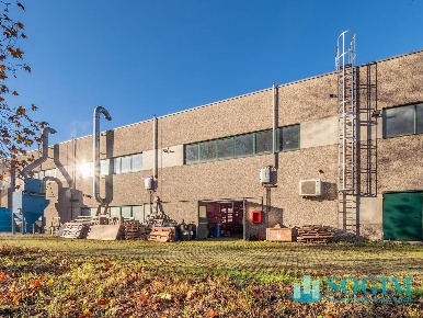 Foto Capannone industriale in via tevere, Fino Mornasco di 735 m²