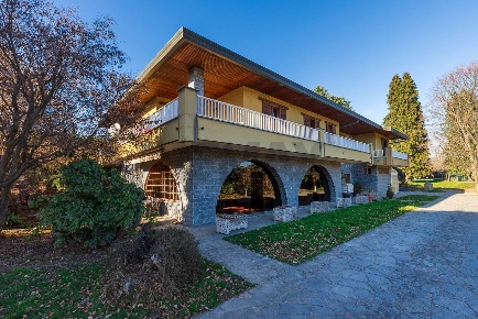Foto Villa unifamiliare in VIA CAVOUR 65, Buguggiate di 344 m² con 6 locali
