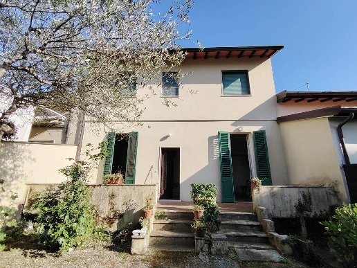 casa indipendente in vendita a Pietrasanta in zona Vignone