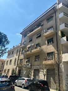 Foto Negozio in Via Galluppi, Cosenza Centro di 520 m² con 8 locali