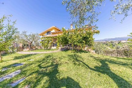 Foto Villa unifamiliare in Via Colle Lungo  8, Montelibretti di 345 m²