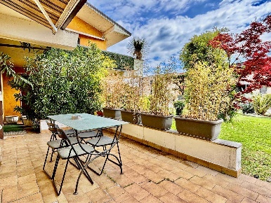 Foto Appartamento a Sirmione Centro di 120 m² con 6 locali in vendita