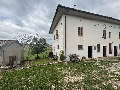 Foto Rustico a Matelica di 429 m² con 7 locali in vendita