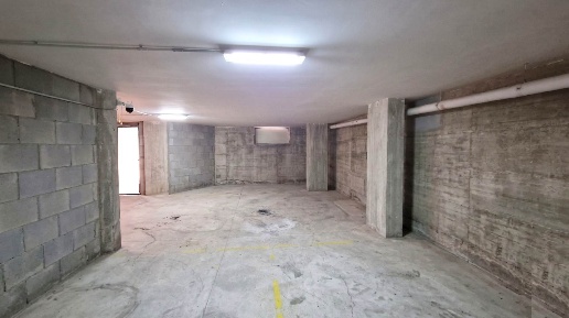 Foto Garage in Piazza Giovanni Falcone, Mondragone di 80 m² con 1 locali