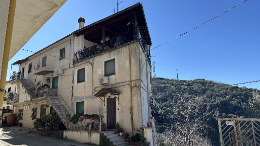 Foto Appartamento in Vico II San Venere, Luzzi Centro con 5 locali