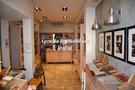 Foto Negozio in Via Roma, Scarperia e San Piero Scarperia di 108 m²