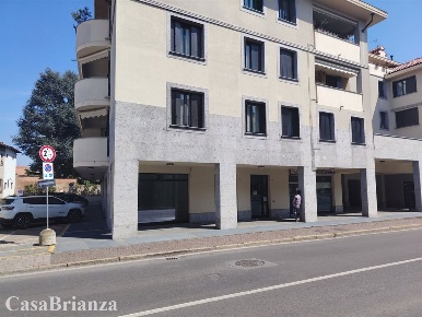 Foto Negozio a Biassono Centro di 140 m² con 2 locali in affitto