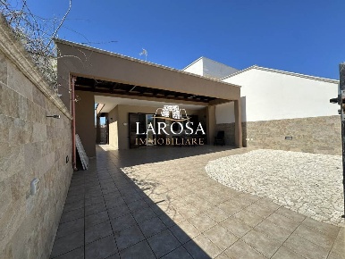 Foto Villa bifamiliare a Melendugno di 59 m² con 4 locali in vendita