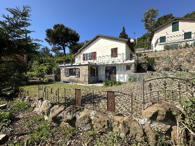 Foto Villa singola in Strada Provinciale 45, Cipressa di 110 m² in vendita
