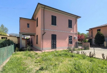Foto Casa indipendente a Barga Fornaci Di Barga di 176 m² con 8 locali