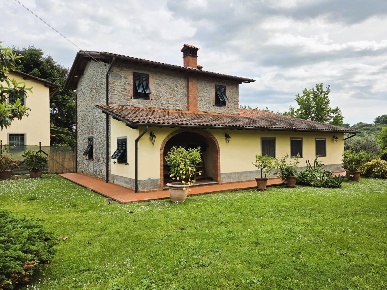 Foto Villa unifamiliare a Capannori Gragnano - Lappato di 170 m² in vendita