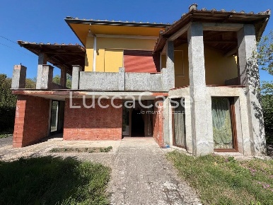 Foto Villa unifamiliare a Capannori Carraia - Colognora di 240 m²