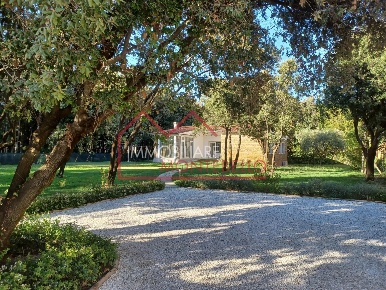 Foto Villa unifamiliare a Pietrasanta di 535 m² con 8 locali in vendita