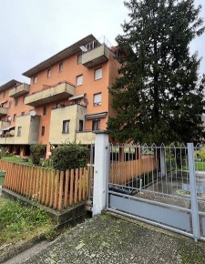 Foto Appartamento a Casteggio Centro di 91 m² con 5 locali in vendita