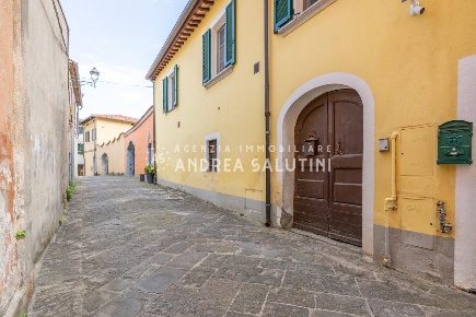 Foto Casa indipendente a Buti Centro di 345 m² con 9 locali in vendita