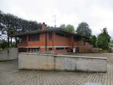 Foto Villa unifamiliare a Ozzero Centro di 236 m² con 9 locali in vendita