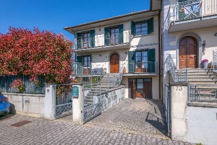 Foto Villa unifamiliare a Collesalvetti Centro di 185 m² con 8 locali