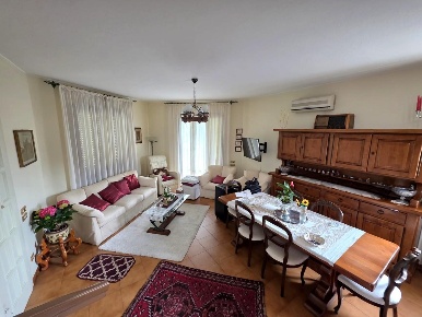 Foto Villa bifamiliare a Fucecchio Centro di 150 m² con 6 locali in vendita