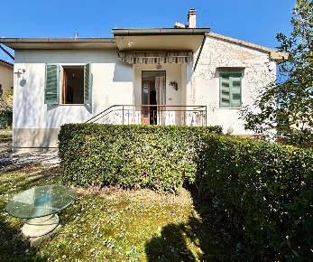 Foto Casa indipendente a Terricciola di 265 m² con 8 locali in vendita