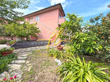 Foto Appartamento a Cecina Cecina Centro di 95 m² con 5 locali in vendita