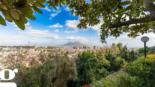 Foto Appartamento in SALITA MOIARIELLO A CAPODIMONTE, Napoli di 146 m²