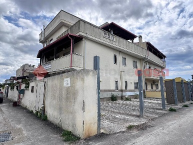 Foto Appartamento in Via MINCIO 12, Pulsano Centro di 80 m² con 4 locali
