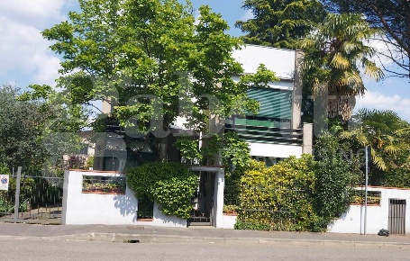 Foto Villa singola in Via Guido Reni 28, Trezzano sul Naviglio di 350 m²