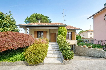 Foto Villa singola a Saronno di 220 m² con 4 locali in vendita