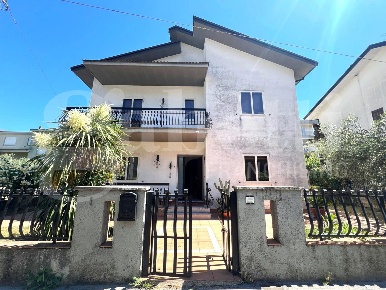 Foto Villa singola in Via Alessandro Manzoni 1, Venafro Centro di 222 m²