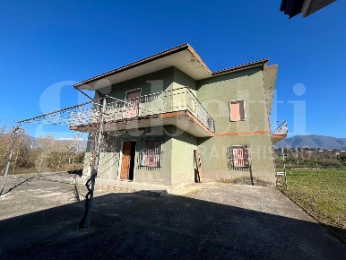 Foto Casa indipendente in Campisi, Alife Centro di 232 m² con 8 locali