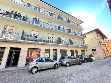Foto Appartamento in Via Acqui 8, Alba Centro di 75 m² con 3 locali