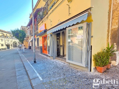 Foto Negozio in Via ROMA 00, Pomigliano d'Arco Centro di 35 m² con 1 locali