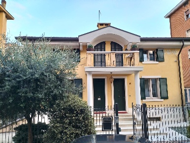 Foto Villa unifamiliare a Verona Borgo Venezia di 284 m² con 8 locali